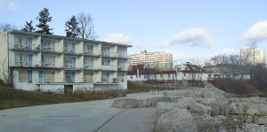 The Riviera has been around for a long time, still has guests who have one of the best views in the city.  At the edge of the property there is a brand new walkway – waiting for the public to stroll along the waters edge where they can gaze upon a dumpy looking eyesore. 