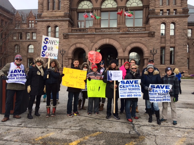 central-people-in-front-of-qp