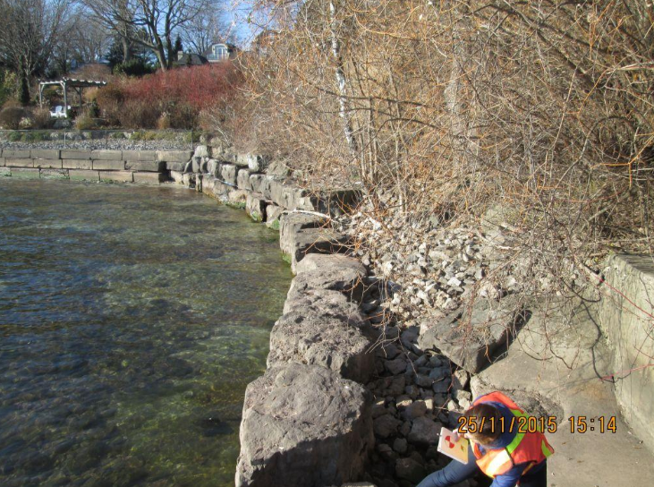 concrete-wall-with-stacked-stone-blue-water
