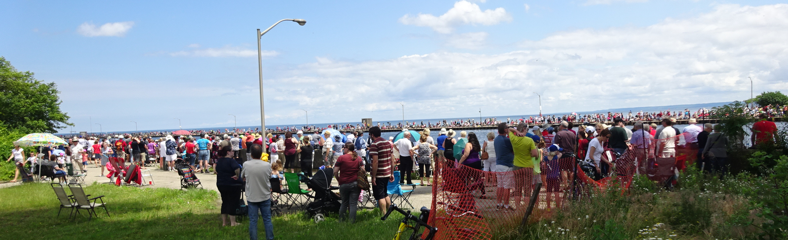 Ships canal - crowd bith sides