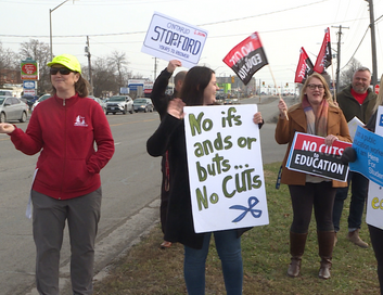 teachers picketing